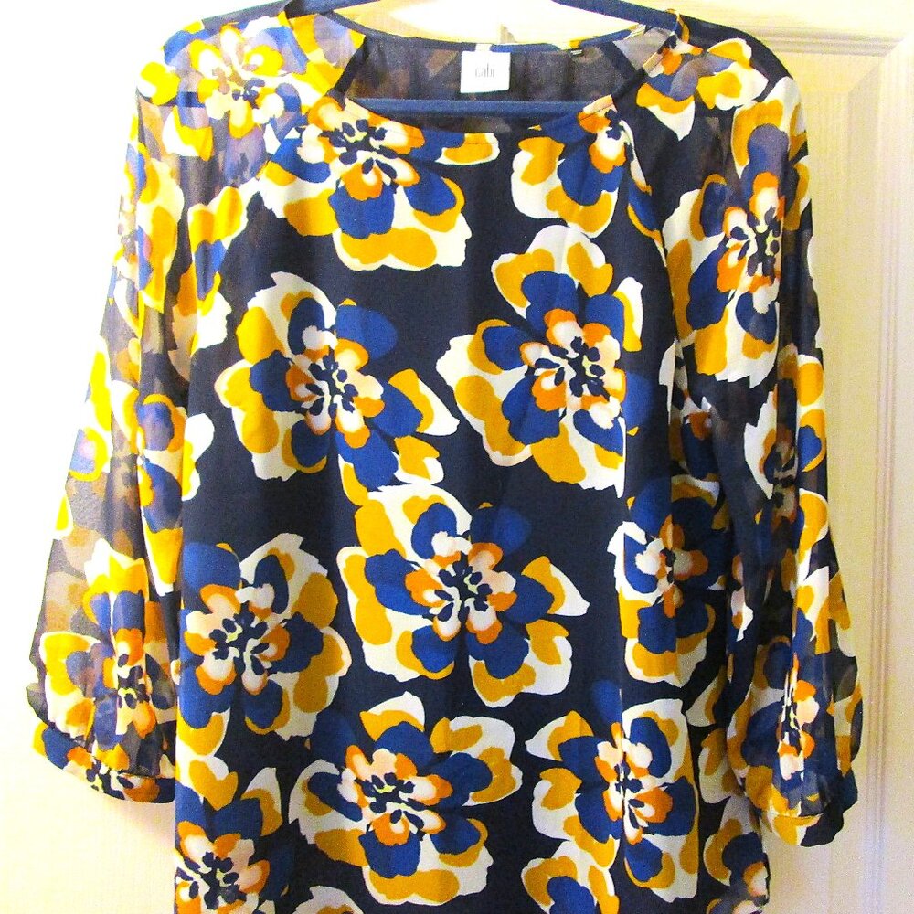 CAbi BOLD FLORAL PEASANT TOP SIZE MEDIUM NAVY/GOLD